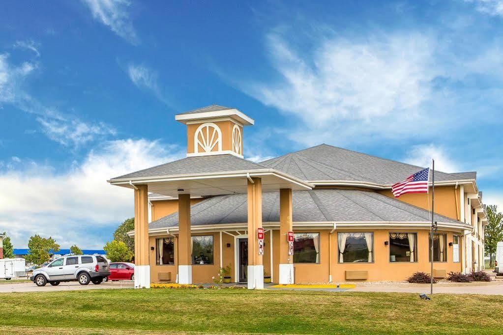 Quality Inn Morton At I-74 Exterior photo